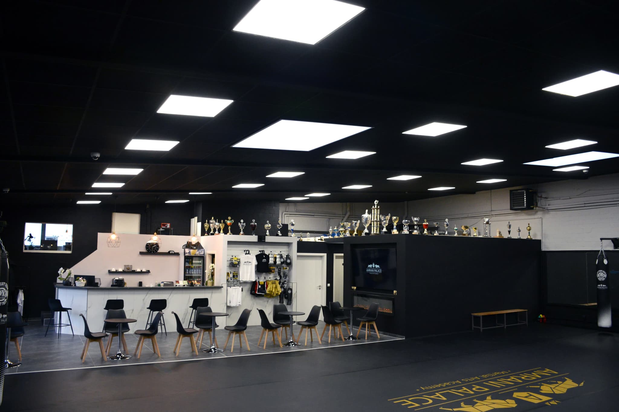 Theke mit Tischen direkt neben der Trainingsfläche