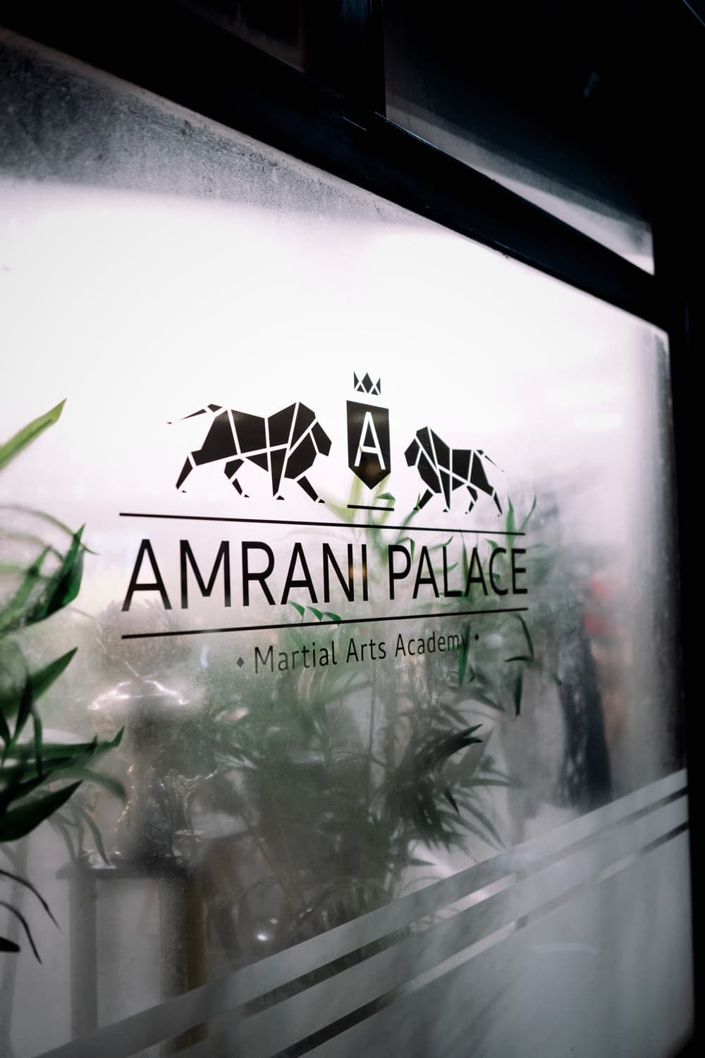 Amrani-Palace-Logo auf der Eingangstür